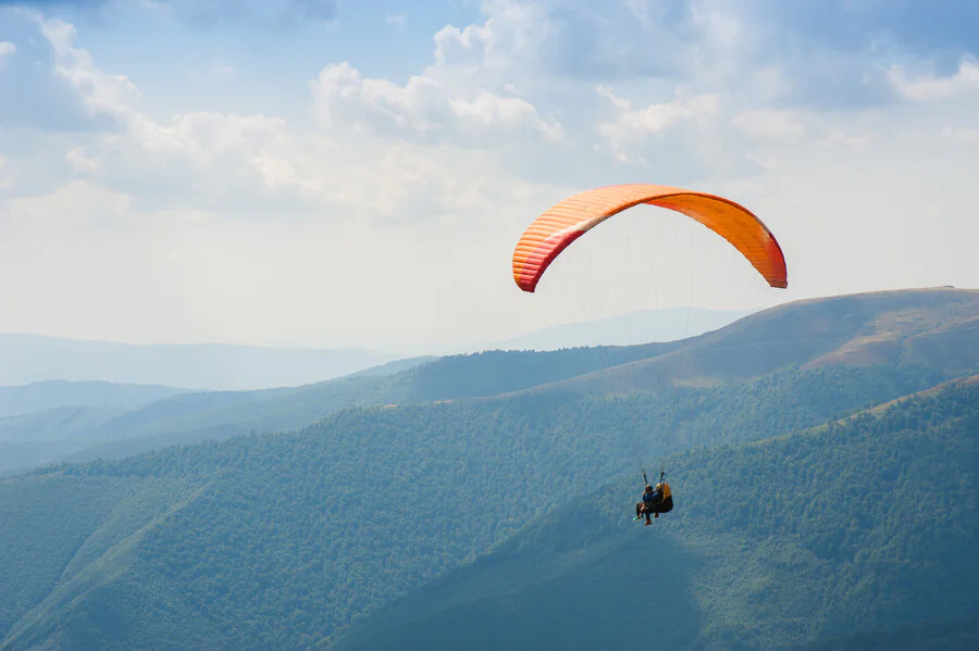 Pourquoi faire du parapente ? Une expérience unique entre ciel et terre