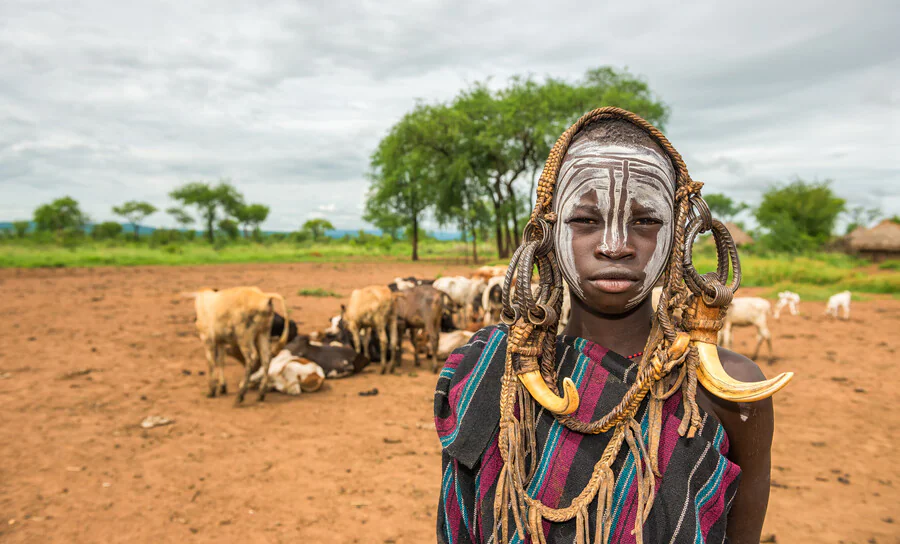 Quels sont les peuples vivant dans la vallée de l'Omo les voyageurs peuvent rencontrer ?